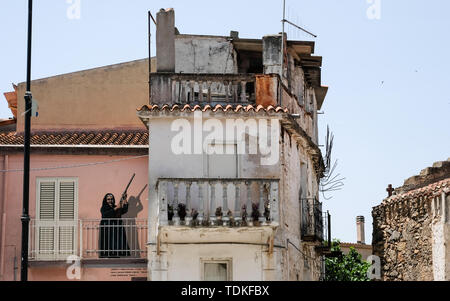 Perugia, Italien. 08 Juni, 2019. Eine Wand malen auf einer Hauswand, Maria Palimodde des Künstlers Luigi Columbu ist eines der berühmten großformatige Wandbilder 'Murales' in den Straßen der Region gemalt. Themen sind sowohl internationale Ereignisse wie den Vietnamkrieg, die partisanen Kämpfen während des Faschismus und lokale Veranstaltungen. Eine der wichtigsten ist der erfolgreiche Kampf der Bevölkerung gegen ein Truppenübungsplatz der NATO im Jahre 1969 geplant Auf der Pratobello Plateau. Foto: Jens Kalaene/dpa-Zentralbild/ZB/dpa/Alamy leben Nachrichten Stockfoto