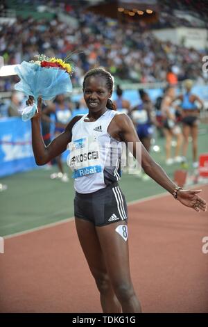 (190617) - Rabat, 17. Juni 2019 (Xinhua) - Nelly Jepkosgei von Kenia feiert nach der Frauen über 800 m 2019 IAAF Diamond League in Rabat, der Hauptstadt von Marokko, am 16. Juni 2019. Nelly Jepkosgei gewann den 1.Platz mit 1:59.50. (Xinhua / chadi) Stockfoto