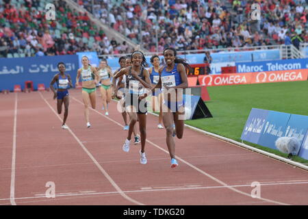 (190617) - Rabat, 17. Juni 2019 (Xinhua) - Genzebe Dibaba (1. R) von Äthiopien konkurriert während der Frauen 1500 m an 2019 IAAF Diamond League in Rabat, der Hauptstadt von Marokko, am 16. Juni 2019. Genzebe Dibaba gewann den 1.Platz mit 3:55.47. (Xinhua / chadi) Stockfoto