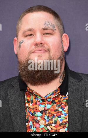 London, Großbritannien. 16 Juni, 2019. LONDON, GROSSBRITANNIEN. Juni 16, 2019: Rag n Knochen Mann anreisen, für die 'Toy Story 4' Premiere im Odeon Luxe, Leicester Square, London. Bild: Steve Vas/Featureflash Credit: Paul Smith/Alamy leben Nachrichten Stockfoto