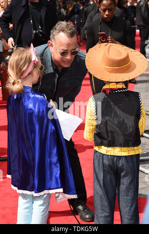 London, Großbritannien. 16 Juni, 2019. LONDON, GROSSBRITANNIEN. Juni 16, 2019: Tom Hanks ankommen für die 'Toy Story 4' Premiere im Odeon Luxe, Leicester Square, London. Bild: Steve Vas/Featureflash Credit: Paul Smith/Alamy leben Nachrichten Stockfoto
