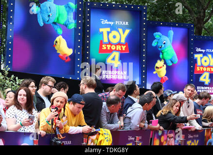 London, Großbritannien. 16 Juni, 2019. Leute sorgen die Europäische Erstaufführung von "Toy Story 4 im Odeon Luxe, Leicester Square in London. Credit: SOPA Images Limited/Alamy leben Nachrichten Stockfoto