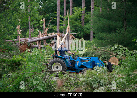 Ellettsville, Indiana, USA. 16 Juni, 2019. Brennenden Rückständen auf ein beschädigtes Gebäude in Flatwoods Straße, während die Folgen. Ein Tornado schlug den Bereich verlassen ein Patch der Beschädigung von Greene County, Monroe County im Norden zu zerstören, Bäume, Häuser, Autos, und aus ein Pfad von Schmutz und die Linien auf dem Boden. Credit: SOPA Images Limited/Alamy leben Nachrichten Stockfoto