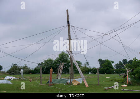 Ellettsville, Indiana, USA. 16 Juni, 2019. Dienstprogramm Linien entlang Ind.46 in der Nähe von flatwood Rd., während die Folgen. Ein Tornado schlug den Bereich verlassen ein Patch der Beschädigung von Greene County, Monroe County im Norden zu zerstören, Bäume, Häuser, Autos, und aus ein Pfad von Schmutz und die Linien auf dem Boden. Credit: SOPA Images Limited/Alamy leben Nachrichten Stockfoto