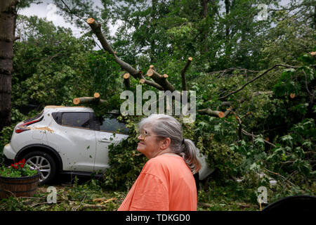 Ellettsville, Indiana, USA. 16 Juni, 2019. Katie Francke steht außerhalb Home ihre Enkelin, die beschädigt wurde. Katie Francke steht außerhalb beschädigt ihre Enkelin zu Hause, während die Folgen. Ein Tornado schlug den Bereich verlassen ein Patch der Beschädigung von Greene County, Monroe County im Norden zu zerstören, Bäume, Häuser, Autos, und aus ein Pfad von Schmutz und die Linien auf dem Boden. Credit: SOPA Images Limited/Alamy leben Nachrichten Stockfoto