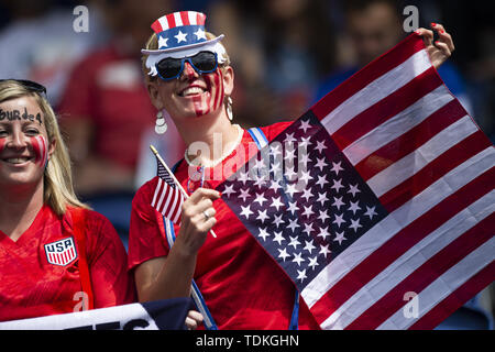 US-Fans mit bemalten Gesichtern Pose vor dem Spiel während der FIFA Frauen-WM Frankreich 2019, Gruppe F Fußballspiel zwischen den Vereinigten Staaten und Chile am 16. Juni 2019 im Parc des Princes Stadion in Paris, Frankreich. Foto von Eliot Blondt/ABACAPRESS.COM | Stockfoto