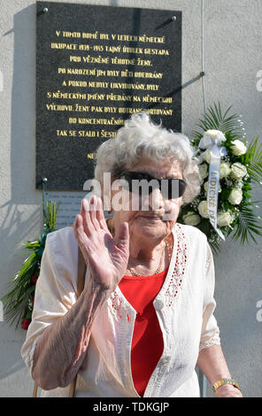 Prag, Tschechische Republik. 16 Juni, 2019. Drei überlebende des Obliteration der Gemeinde Lidice, Südböhmen, die 1942 von den Nazis, Pavel Horesovsky, Libuse Souckova und Marie Supikova (Bild), die Kinder dann, besuchte die Prag Sites mit dem Lidice Bewohner verbunden, am 16. Juni 2019. Die sechs Lidice Frauen, die schwanger wurden in das Institut in Dykova Straße beendet (siehe Bild), wo sie Geburt gab. Zwei Babys überlebten, während das Schicksal der Anderen unbekannt ist. Quelle: Michaela Říhová/CTK Photo/Alamy leben Nachrichten Stockfoto