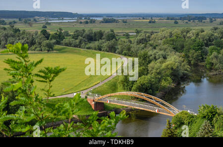 17. Juni 2019, Brandenburg, Strützkow: Blick von einem Aussichtspunkt oberhalb des kleinen Dorfes Stützkow im Landkreis Uckermark auf der Brücke über die hohensaaten-friedrichsthaler Wasserstraße. Im Hintergrund sehen Sie die deutsch-polnische Grenze oder. Der Nationalpark Unteres Odertal wurde 1995 nach fünf Jahren der Vorbereitung gegründet und umfasst eine Fläche von 10.500 Hektar. Das Odertal ist eine der letzten naturnahen Flußauen im westlichen Mitteleuropa mit einer großen Zahl gefährdeter Tier- und Pflanzenarten. Foto: Patrick Pleul/dpa-Zentralbild/ZB Stockfoto