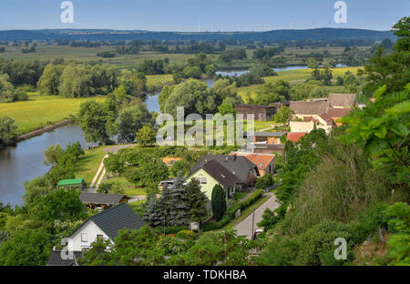 17. Juni 2019, Brandenburg, Strützkow: Panoramablick von einem Aussichtspunkt oberhalb des kleinen Dorfes Stützkow im Landkreis Uckermark an der Hohensaaten-Friedrichsthaler Wasserstraße. Der Nationalpark Unteres Odertal wurde 1995 nach fünf Jahren der Vorbereitung gegründet und umfasst eine Fläche von 10.500 Hektar. Das Odertal ist eine der letzten naturnahen Flußauen im westlichen Mitteleuropa mit einer Vielzahl gefährdeter Tier- und Pflanzenarten. Foto: Patrick Pleul/dpa-Zentralbild/ZB Stockfoto