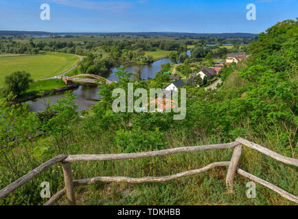 17. Juni 2019, Brandenburg, Strützkow: Blick von einem Aussichtspunkt oberhalb des kleinen Dorfes Stützkow im Landkreis Uckermark auf der Brücke über die hohensaaten-friedrichsthaler Wasserstraße. Im Hintergrund sehen Sie die deutsch-polnische Grenze oder. Der Nationalpark Unteres Odertal wurde 1995 nach fünf Jahren der Vorbereitung gegründet und umfasst eine Fläche von 10.500 Hektar. Das Odertal ist eine der letzten naturnahen Flußauen im westlichen Mitteleuropa mit einer Vielzahl gefährdeter Tier- und Pflanzenarten. Foto: Patrick Pleul/dpa-Zentralbild/ZB Stockfoto