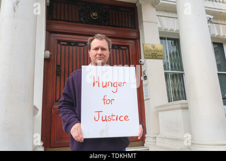 London, Großbritannien. 17 Juni, 2019. Richard Ratcliffe Phasen einen Hungerstreik vor der iranischen Botschaft in London gegen die andauernde Inhaftierung von seiner Frau Nazanin Zaghari Ratcliffe, die sich auf angebliche Spionage Iran seit 2016 in fünf Jahre Haft, leugnet sie gehalten wurde zu protestieren: Amer ghazzal/Alamy leben Nachrichten Stockfoto