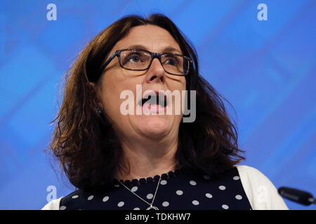 Brüssel, Belgien. 17. Juni 2019. Der Europäische Kommissar für Handel Cecilia Malmström gibt eine Pressekonferenz zum Jahresbericht über die weltweite Handels- und Investitionshemmnisse. Stockfoto