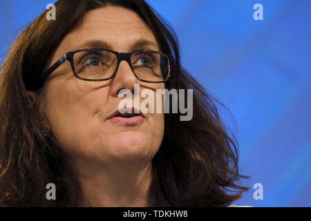 Brüssel, Belgien. 17. Juni 2019. Der Europäische Kommissar für Handel Cecilia Malmström gibt eine Pressekonferenz zum Jahresbericht über die weltweite Handels- und Investitionshemmnisse. Stockfoto