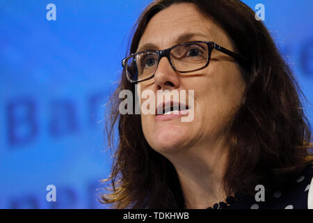 Brüssel, Belgien. 17. Juni 2019. Der Europäische Kommissar für Handel Cecilia Malmström gibt eine Pressekonferenz zum Jahresbericht über die weltweite Handels- und Investitionshemmnisse. Stockfoto