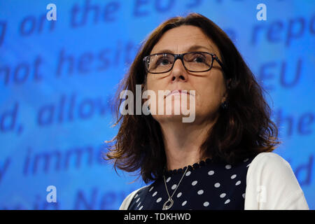 Brüssel, Belgien. 17. Juni 2019. Der Europäische Kommissar für Handel Cecilia Malmström gibt eine Pressekonferenz zum Jahresbericht über die weltweite Handels- und Investitionshemmnisse. Stockfoto