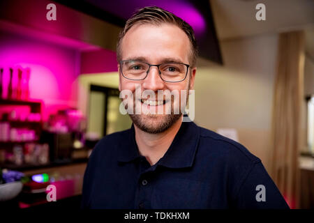 Berlin, Deutschland. 17 Juni, 2019. Jens Scheideler, Product Manager die Wiederverwendung von Wasser bei Xylem, steht an einem Hotel Bar auf der IWA die Wiederverwendung von Wasser 2019 Konferenz. Mit Bier aus Abwasser, eine Firma aus Herford will ein Beispiel für die Verwendung von recycelten Abfälle Wasser zu setzen. (Zu dpa-KORR' von Kläranlage zu tippen: Bier aus Abwasser") Credit: Christoph Soeder/dpa/Alamy leben Nachrichten Stockfoto