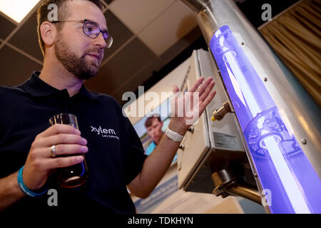 Berlin, Deutschland. 17 Juni, 2019. Jens Scheideler, Product Manager die Wiederverwendung von Wasser bei Xylem, weist auf eine UV-wasserdesinfektion System auf der IWA die Wiederverwendung von Wasser 2019 Konferenz im Xylem stehen. Die Herford unternehmen Bier aus gereinigtem Abwasser gebraut. (Zu dpa-KORR' von Kläranlage zu tippen: Bier aus Abwasser") Credit: Christoph Soeder/dpa/Alamy leben Nachrichten Stockfoto