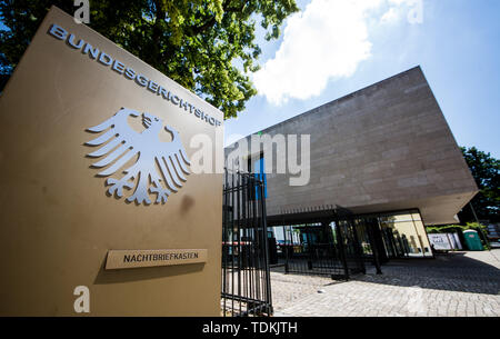 Karlsruhe, Deutschland. 17 Juni, 2019. Die Sonne scheint über dem Eingang der Bundesgerichtshof (BGH). Nach Anzeichen für einen rechtsextremen Hintergrund, der Generalstaatsanwalt übernimmt die Ermittlungen im Fall des erschossenen Kassel Bezirk Präsident Lübcke. Credit: Christoph Schmidt/dpa/Alamy leben Nachrichten Stockfoto