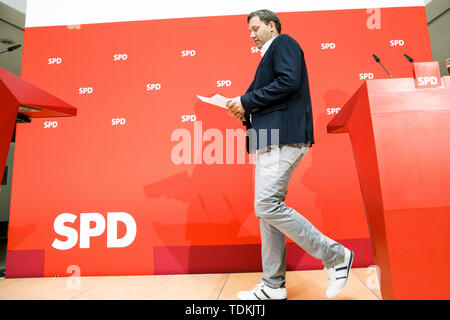 Berlin, Deutschland. 17 Juni, 2019. Lars Klingbeil, SPD-Generalsekretär, kommt zu einer Pressekonferenz nach SPD-Ausschusssitzungen im Willy Brandt Haus, dem Sitz der SPD. Credit: Carsten Koall/dpa/Alamy leben Nachrichten Stockfoto