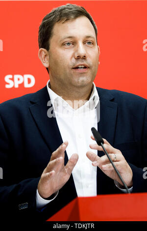 Berlin, Deutschland. 17 Juni, 2019. Lars Klingbeil, SPD-Generalsekretär, spricht auf einer Pressekonferenz nach SPD-Ausschusssitzungen im Willy Brandt Haus, dem Sitz der SPD. Credit: Carsten Koall/dpa/Alamy leben Nachrichten Stockfoto