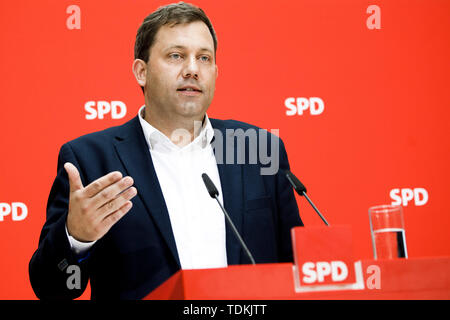 Berlin, Deutschland. 17 Juni, 2019. Lars Klingbeil, SPD-Generalsekretär, spricht auf einer Pressekonferenz nach SPD-Ausschusssitzungen im Willy Brandt Haus, dem Sitz der SPD. Credit: Carsten Koall/dpa/Alamy leben Nachrichten Stockfoto