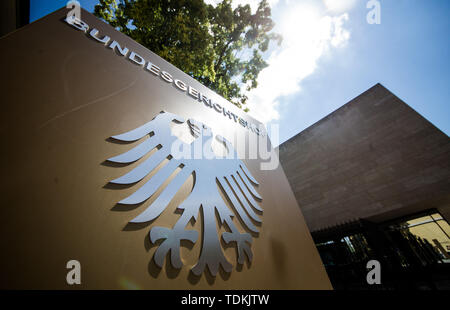 Karlsruhe, Deutschland. 17 Juni, 2019. Die Sonne scheint über dem Eingang der Bundesgerichtshof (BGH). Nach Anzeichen für einen rechtsextremen Hintergrund, der Generalstaatsanwalt übernimmt die Ermittlungen im Fall des erschossenen Kassel Bezirk Präsident Lübcke. Credit: Christoph Schmidt/dpa/Alamy leben Nachrichten Stockfoto