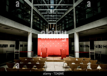 Berlin, Deutschland. 17 Juni, 2019. Die rednerpulte im Willy Brandt Haus, dem Sitz der SPD, sind leer, bevor eine Pressekonferenz mit SPD-Generalsekretär Klingbeil nach den Sitzungen der SPD. Credit: Carsten Koall/dpa/Alamy leben Nachrichten Stockfoto