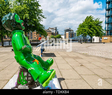 Leith, Edinburgh, Schottland, Großbritannien, 17. Juni 2019. Oor Wullie's Big Bucket Trail: Ein Kunstpfad mit 200 oor Wullie-Skulpturen erscheinen in schottischen Städten bei einer Massenkunstveranstaltung, die bis zum 30. August dauert. Oor Wullie ist eine ikonische schottische Zeichentrickfigur. Die Skulpturen werden versteigert, um Geld für Wohltätigkeitsorganisationen zu sammeln Es gibt 5 in der Leith-Gegend und 60 in Edinburgh insgesamt. Oor Wullie Skulptur von Ruairidh Brunton Stockfoto