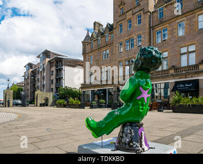 Leith, Edinburgh, Schottland, Großbritannien, 17. Juni 2019. Oor Wullie's Big Bucket Trail: Ein Kunstpfad mit 200 oor Wullie-Skulpturen erscheinen in schottischen Städten bei einer Massenkunstveranstaltung, die bis zum 30. August dauert. Oor Wullie ist eine ikonische schottische Zeichentrickfigur. Die Skulpturen werden versteigert, um Geld für Wohltätigkeitsorganisationen zu sammeln Es gibt 5 in der Leith-Gegend und 60 in Edinburgh insgesamt. Oor Wullie by Ruairidh Brunton vor dem Malmaison Hotel in Tower Lace Stockfoto