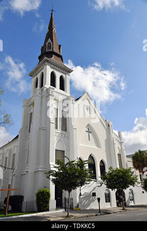 Charleston, USA. 17 Juni, 2019. Die historische Mutter Emanuel Afrikanische Methodistisch-Bischöfliche Kirche auf der 4. Jahrestag der Massenerschießungen Juni 17, 2019 in Charleston, South Carolina. Neun Mitglieder der historisch schwarzen Gemeinde wurden während der bibelarbeit durch ein weißes supremacist am 17. Juni 2015 geschossen. Credit: Planetpix/Alamy leben Nachrichten Stockfoto