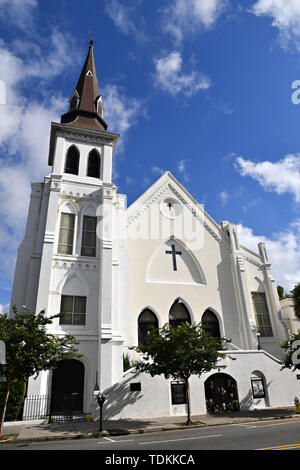 Charleston, USA. 17 Juni, 2019. Die historische Mutter Emanuel Afrikanische Methodistisch-Bischöfliche Kirche auf der 4. Jahrestag der Massenerschießungen Juni 17, 2019 in Charleston, South Carolina. Neun Mitglieder der historisch schwarzen Gemeinde wurden während der bibelarbeit durch ein weißes supremacist am 17. Juni 2015 geschossen. Credit: Planetpix/Alamy leben Nachrichten Stockfoto