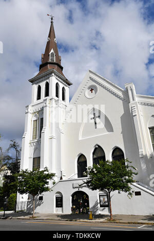 Charleston, USA. 17 Juni, 2019. Die historische Mutter Emanuel Afrikanische Methodistisch-Bischöfliche Kirche auf der 4. Jahrestag der Massenerschießungen Juni 17, 2019 in Charleston, South Carolina. Neun Mitglieder der historisch schwarzen Gemeinde wurden während der bibelarbeit durch ein weißes supremacist am 17. Juni 2015 geschossen. Credit: Planetpix/Alamy leben Nachrichten Stockfoto