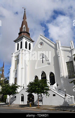 Charleston, USA. 17 Juni, 2019. Die historische Mutter Emanuel Afrikanische Methodistisch-Bischöfliche Kirche auf der 4. Jahrestag der Massenerschießungen Juni 17, 2019 in Charleston, South Carolina. Neun Mitglieder der historisch schwarzen Gemeinde wurden während der bibelarbeit durch ein weißes supremacist am 17. Juni 2015 geschossen. Credit: Planetpix/Alamy leben Nachrichten Stockfoto