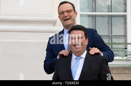 Meseberg, Deutschland. 17 Juni, 2019. Hubertus Heil (SPD), Bundesminister für Arbeit und Soziales, Witze mit Jens Spahn (CDU), Bundesminister für Gesundheit, vor dem Start der 10 künftigen Verhandlungen der Bundesregierung mit den Sozialpartnern im Gästehaus der Bundesregierung. Foto: Ralf Hirschberger/dpa/Alamy leben Nachrichten Stockfoto