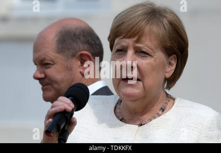 Meseberg, Deutschland. 17 Juni, 2019. Bundeskanzlerin Angela Merkel (CDU) und Olaf Scholz (SPD), Bundesminister der Finanzen, geben eine Presseerklärung vor dem Anfang des 10. Künftige Gespräche der Bundesregierung mit den Sozialpartnern im Gästehaus der Bundesregierung in Meseberg. Foto: Ralf Hirschberger/dpa/Alamy leben Nachrichten Stockfoto