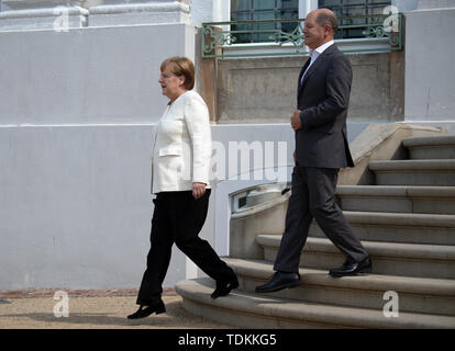 Meseberg, Deutschland. 17 Juni, 2019. Bundeskanzlerin Angela Merkel (CDU) und Olaf Scholz (SPD), Bundesminister der Finanzen, wird eine Presseerklärung vor dem Beginn des 10. Künftige Gespräche der Bundesregierung mit den Sozialpartnern im Gästehaus der Bundesregierung. Foto: Ralf Hirschberger/dpa/Alamy leben Nachrichten Stockfoto