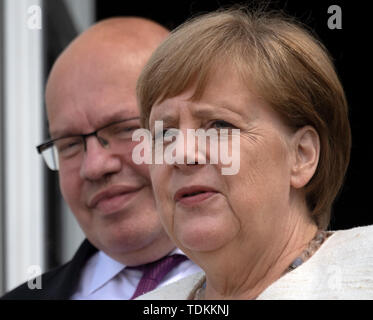 Meseberg, Deutschland. 17 Juni, 2019. Bundeskanzlerin Angela Merkel (CDU) und Peter Altmaier (CDU), Wirtschaftsminister, wird ein Gruppenfoto vor dem Start des 10. Künftige Gespräche der Bundesregierung mit den Sozialpartnern in der Bundesregierung Guest House. Foto: Ralf Hirschberger/dpa/Alamy leben Nachrichten Stockfoto