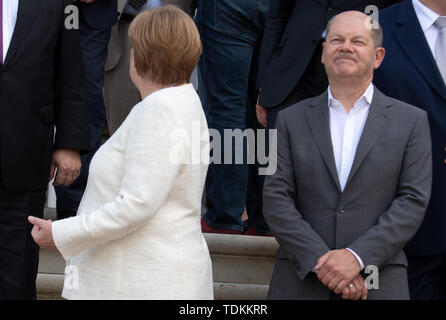 Meseberg, Deutschland. 17 Juni, 2019. Bundeskanzlerin Angela Merkel (CDU) und Olaf Scholz (SPD), Bundesminister der Finanzen, haben eine Gruppe Foto im Gästehaus der Bundesregierung in Meseberg vor Beginn des 10. Künftige Gespräche zwischen der Bundesregierung und der Sozialpartner. Foto: Ralf Hirschberger/dpa/Alamy leben Nachrichten Stockfoto