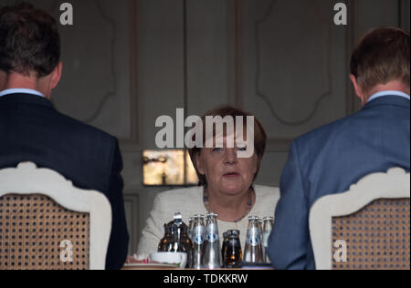 Meseberg, Deutschland. 17 Juni, 2019. Bundeskanzlerin Angela Merkel (CDU) sitzt vor dem Beginn des 10. Künftige Gespräche der Bundesregierung mit den Sozialpartnern im Gästehaus der Bundesregierung in Meseberg. Foto: Ralf Hirschberger/dpa/Alamy leben Nachrichten Stockfoto