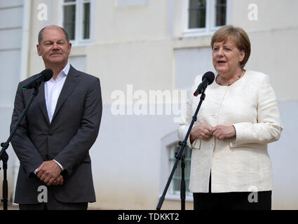 Meseberg, Deutschland. 17 Juni, 2019. Bundeskanzlerin Angela Merkel (CDU) und Olaf Scholz (SPD), Bundesminister der Finanzen, geben eine Presseerklärung vor dem Anfang des 10. Künftige Gespräche der Bundesregierung mit den Sozialpartnern im Gästehaus der Bundesregierung in Meseberg. Foto: Ralf Hirschberger/dpa/Alamy leben Nachrichten Stockfoto