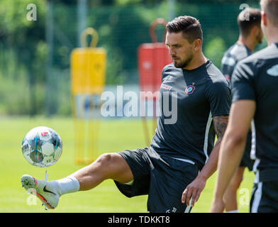 Aue, Deutschland. 17 Juni, 2019. 2. Fussball Bundesliga, Ausbildung kick-off FC Erzgebirge Aue. Pascal Testroet spielt den Ball. Credit: Robert Michael/dpa-Zentralbild/dpa/Alamy leben Nachrichten Stockfoto