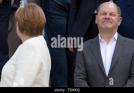 Meseberg, Deutschland. 17 Juni, 2019. Bundeskanzlerin Angela Merkel (CDU) und Olaf Scholz (SPD), Bundesminister der Finanzen, haben ein Gruppenfoto vor dem Start des 10. Künftige Gespräche zwischen der Bundesregierung und den Sozialpartnern im Gästehaus der Bundesregierung. Foto: Ralf Hirschberger/dpa/Alamy leben Nachrichten Stockfoto