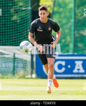 Aue, Deutschland. 17 Juni, 2019. 2. Fussball Bundesliga, Ausbildung kick-off FC Erzgebirge Aue. Newcomer Nicolas Sessa spielt den Ball. Credit: Robert Michael/dpa-Zentralbild/dpa - WICHTIGER HINWEIS: In Übereinstimmung mit den Anforderungen der DFL Deutsche Fußball Liga oder der DFB Deutscher Fußball-Bund ist es untersagt, zu verwenden oder verwendet Fotos im Stadion und/oder das Spiel in Form von Bildern und/oder Videos - wie Foto Sequenzen getroffen haben./dpa/Alamy leben Nachrichten Stockfoto