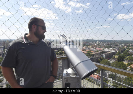 Ostrava, Tschechische Republik. 17 Juni, 2019. Neuseeland shot Putter Tom Walsh besucht eine Sicht des Neuen Rathaus in Ostrava, Tschechische Republik, am 17. Juni 2019, vor dem Vor dem Ostrava Golden Spike, ein IAAF World Challenge athletische Treffen. Credit: Jaroslav Ozana/CTK Photo/Alamy leben Nachrichten Stockfoto