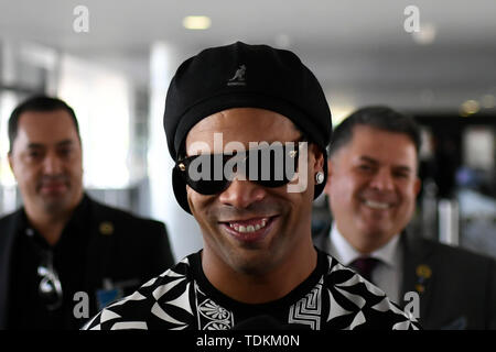 Brasilia, Brasilien. 17 Juni, 2019. DF-Brasilia - 07/30/2019 - ehemaliger Spieler Ronaldinho Gaucho - ehemalige Ronaldinho Gaucho dieser Montag, 17. Juni, bei der Ankunft im Palacio Do Planalto mit Jair Bolsonaro zu erfüllen. Foto: Mateus Bonomi/AGIF AGIF/Alamy Credit: Live-Nachrichten Stockfoto