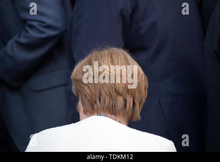 Meseberg, Deutschland. 17 Juni, 2019. Bundeskanzlerin Angela Merkel (CDU) geht zum Gästehaus der Bundesregierung in Meseberg vor Beginn des 10. Künftige Gespräche der Bundesregierung mit den Sozialpartnern. Foto: Ralf Hirschberger/dpa/Alamy leben Nachrichten Stockfoto