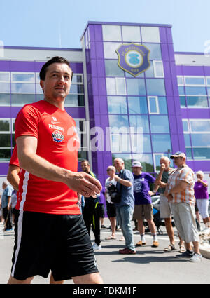 Aue, Deutschland. 17 Juni, 2019. 2. Fussball Bundesliga, Ausbildung kick-off FC Erzgebirge Aue. Coach Daniel Meyer läuft auf dem Trainingsplatz. Credit: Robert Michael/dpa-Zentralbild/dpa - WICHTIGER HINWEIS: In Übereinstimmung mit den Anforderungen der DFL Deutsche Fußball Liga oder der DFB Deutscher Fußball-Bund ist es untersagt, zu verwenden oder verwendet Fotos im Stadion und/oder das Spiel in Form von Bildern und/oder Videos - wie Foto Sequenzen getroffen haben./dpa/Alamy leben Nachrichten Stockfoto