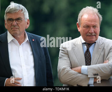 Meseberg, Deutschland. 17 Juni, 2019. Frank Bsirske (r), der Vorsitzende der Dienstleistungsgewerkschaft Verdi, und Jörg Hofmann, Vorsitzender der IG Metall, warten auf den Beginn des 10. Künftige Gespräche zwischen der Bundesregierung und der Sozialpartner auf Gästehaus der Bundesregierung in Meseberg. Foto: Ralf Hirschberger/dpa/Alamy leben Nachrichten Stockfoto