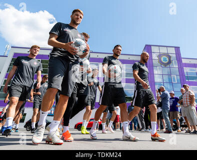 Aue, Deutschland. 17 Juni, 2019. 2. Fussball Bundesliga, Ausbildung kick-off FC Erzgebirge Aue. Die neuen Spieler Christoph Daferner (L-R), Philipp Zulechner, Steve Breitkreuz, Pascal Testroet und Philipp Riese ausführen, um den Trainingsplatz. Credit: Robert Michael/dpa-Zentralbild/dpa/Alamy leben Nachrichten Stockfoto