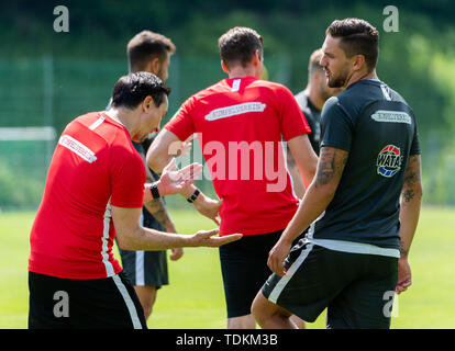 Aue, Deutschland. 17 Juni, 2019. 2. Fussball Bundesliga, Ausbildung kick-off FC Erzgebirge Aue. Coach Daniel Meyer (l) im Gespräch mit Pascal Testroet. Credit: Robert Michael/dpa-Zentralbild/dpa/Alamy leben Nachrichten Stockfoto